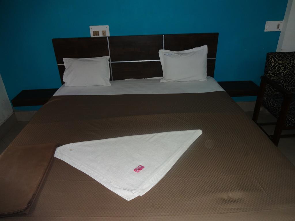 Ajatsatru Hotel Gaya Habitación foto